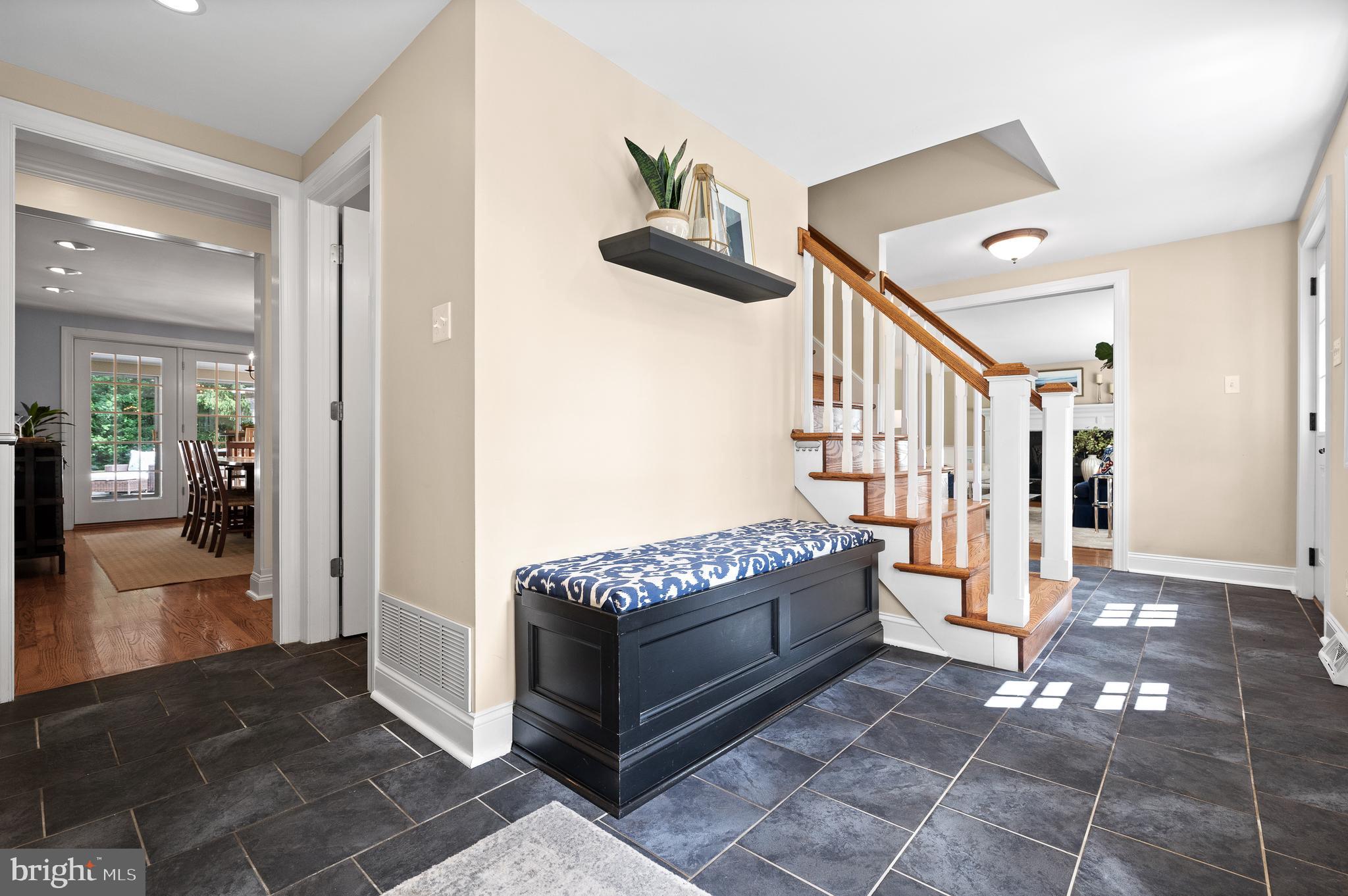 659 Clovelly LANE