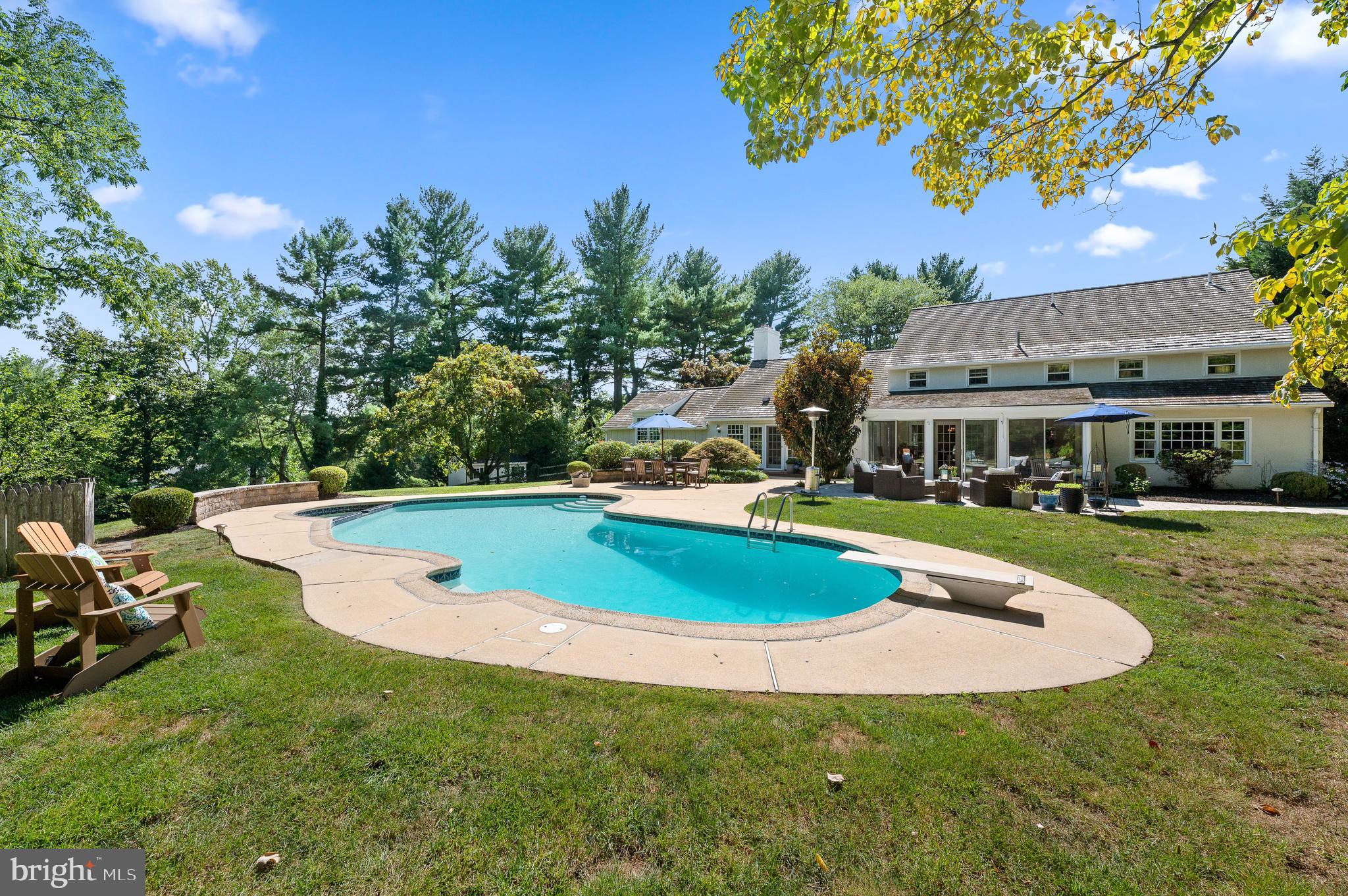 659 Clovelly LANE
