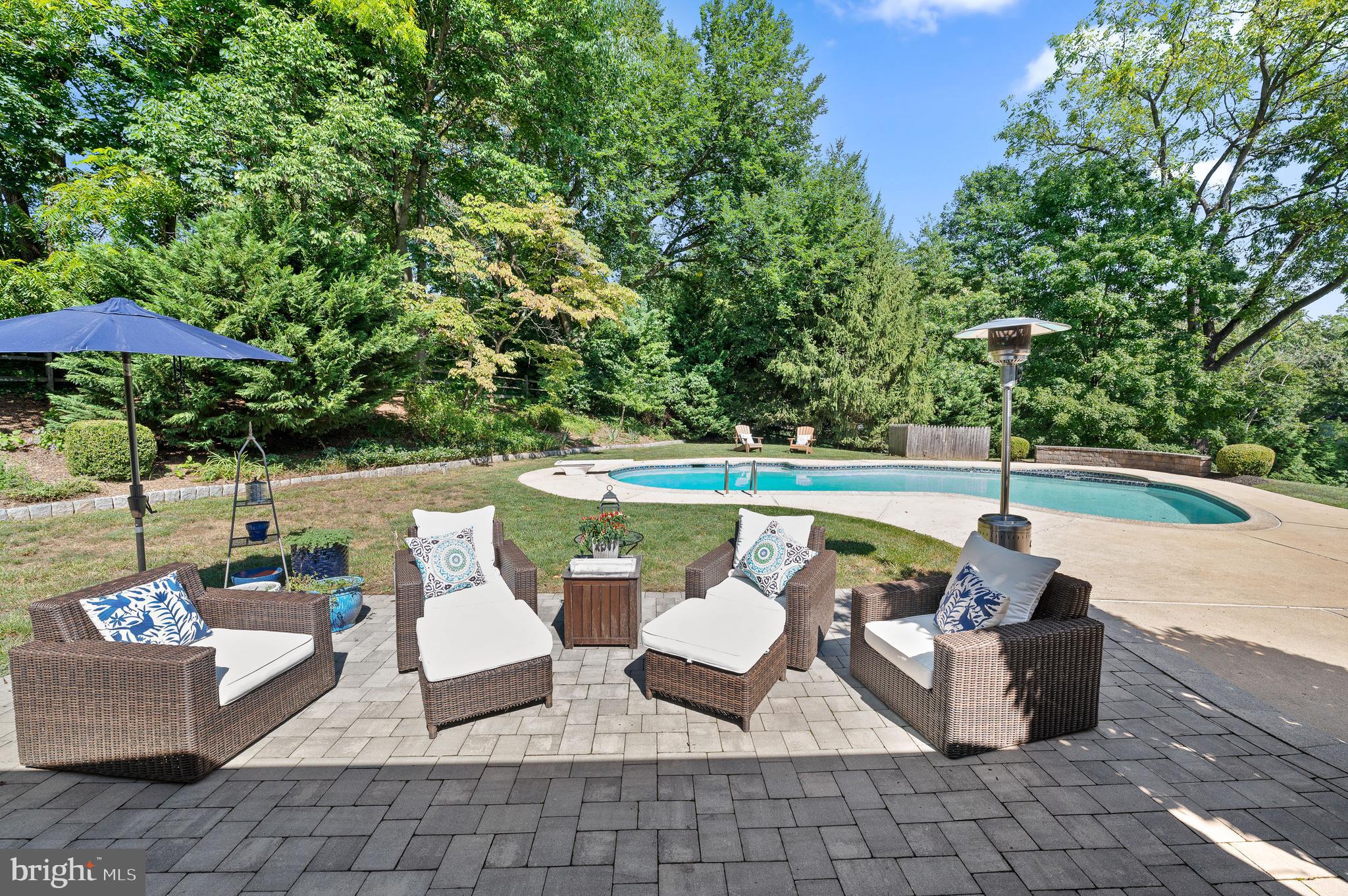 659 Clovelly LANE