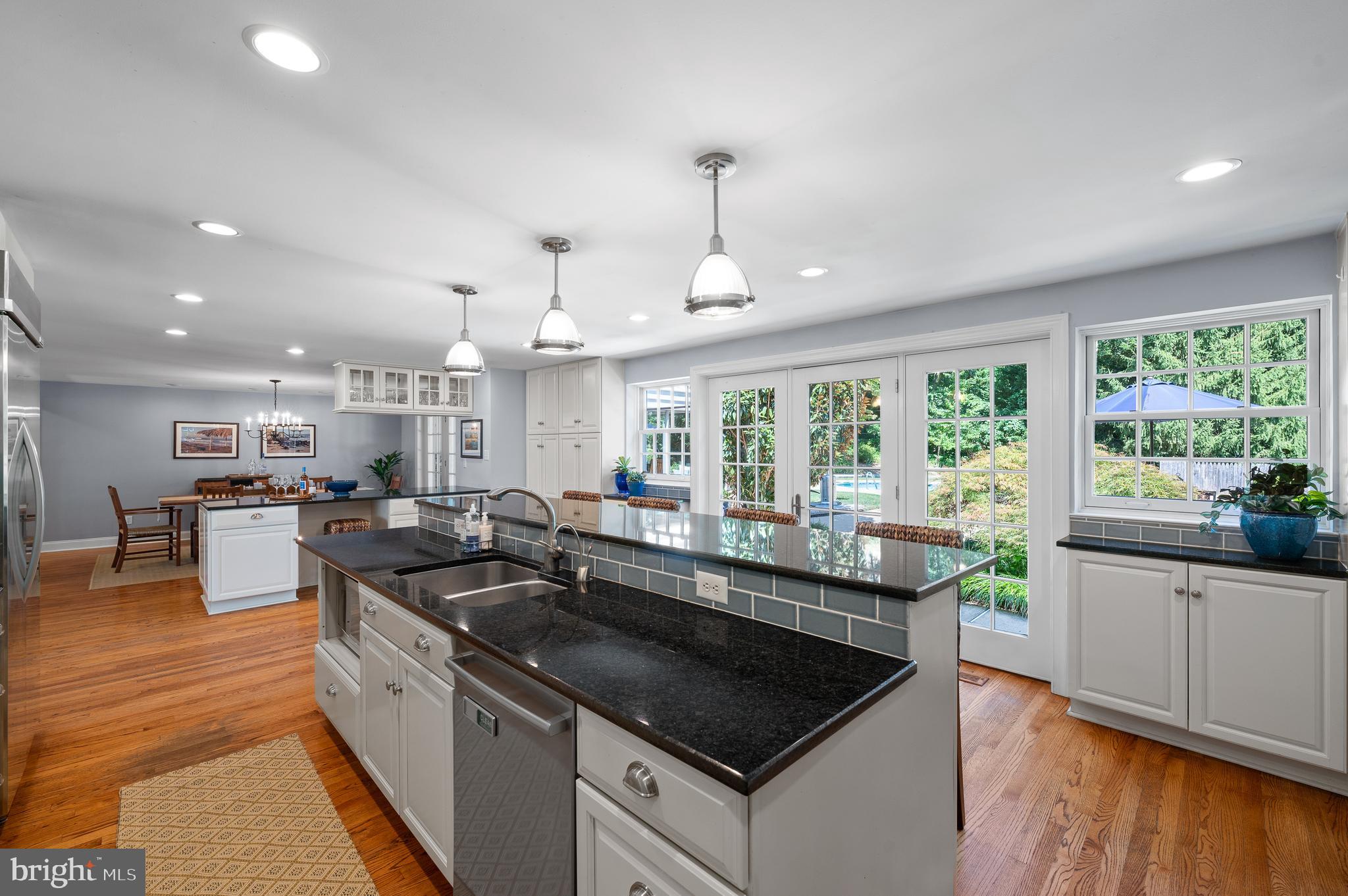 659 Clovelly LANE