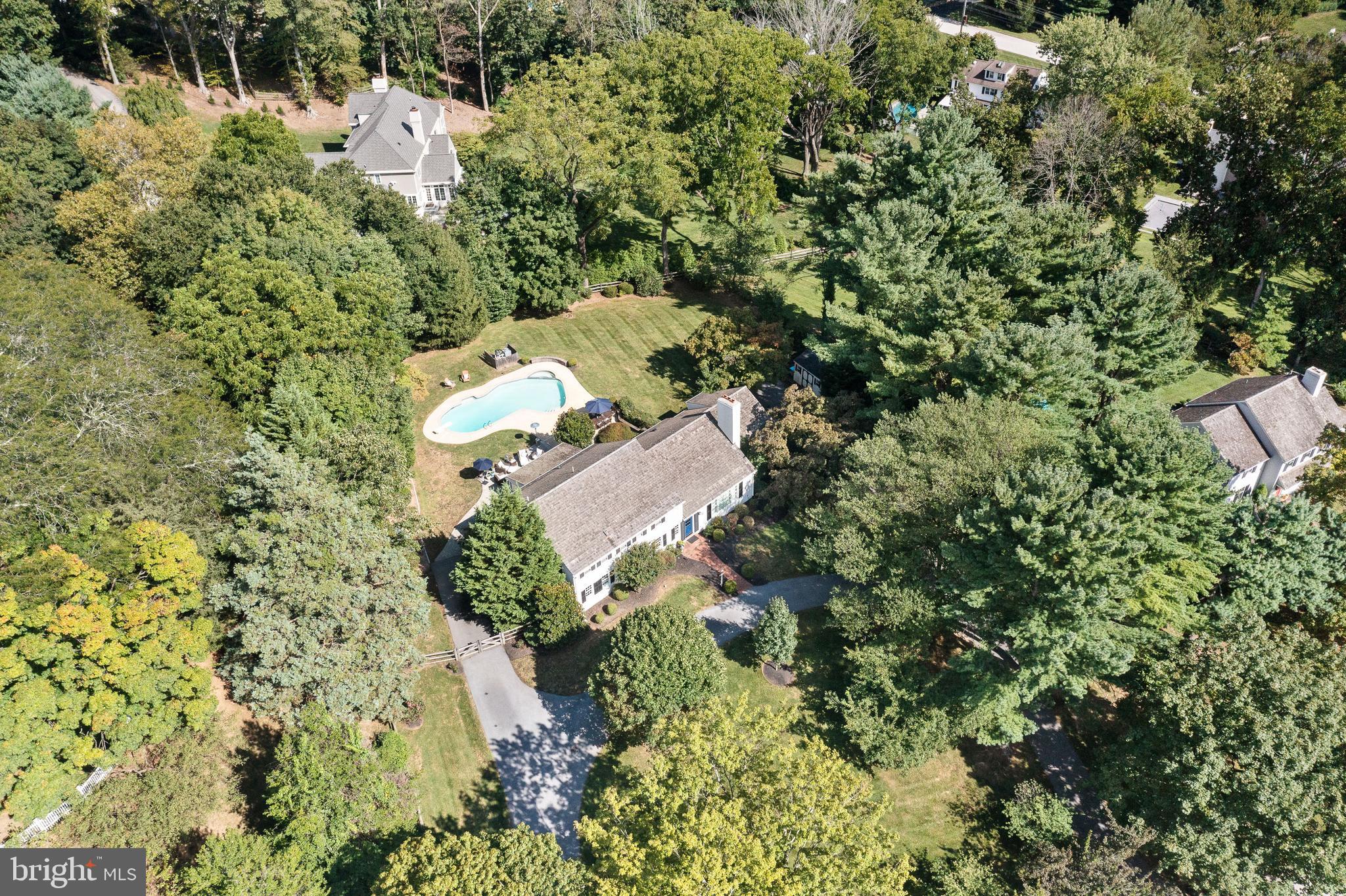 659 Clovelly LANE