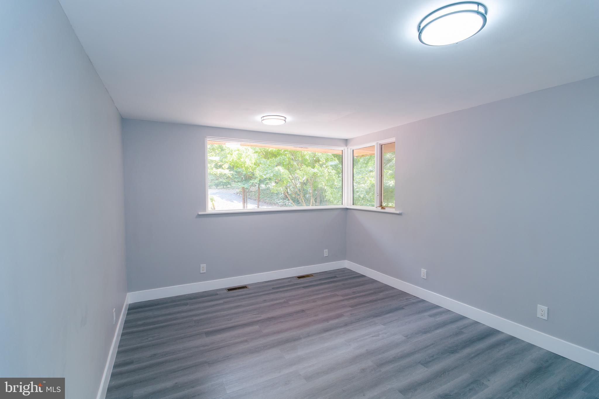 5 Foxwood Ln