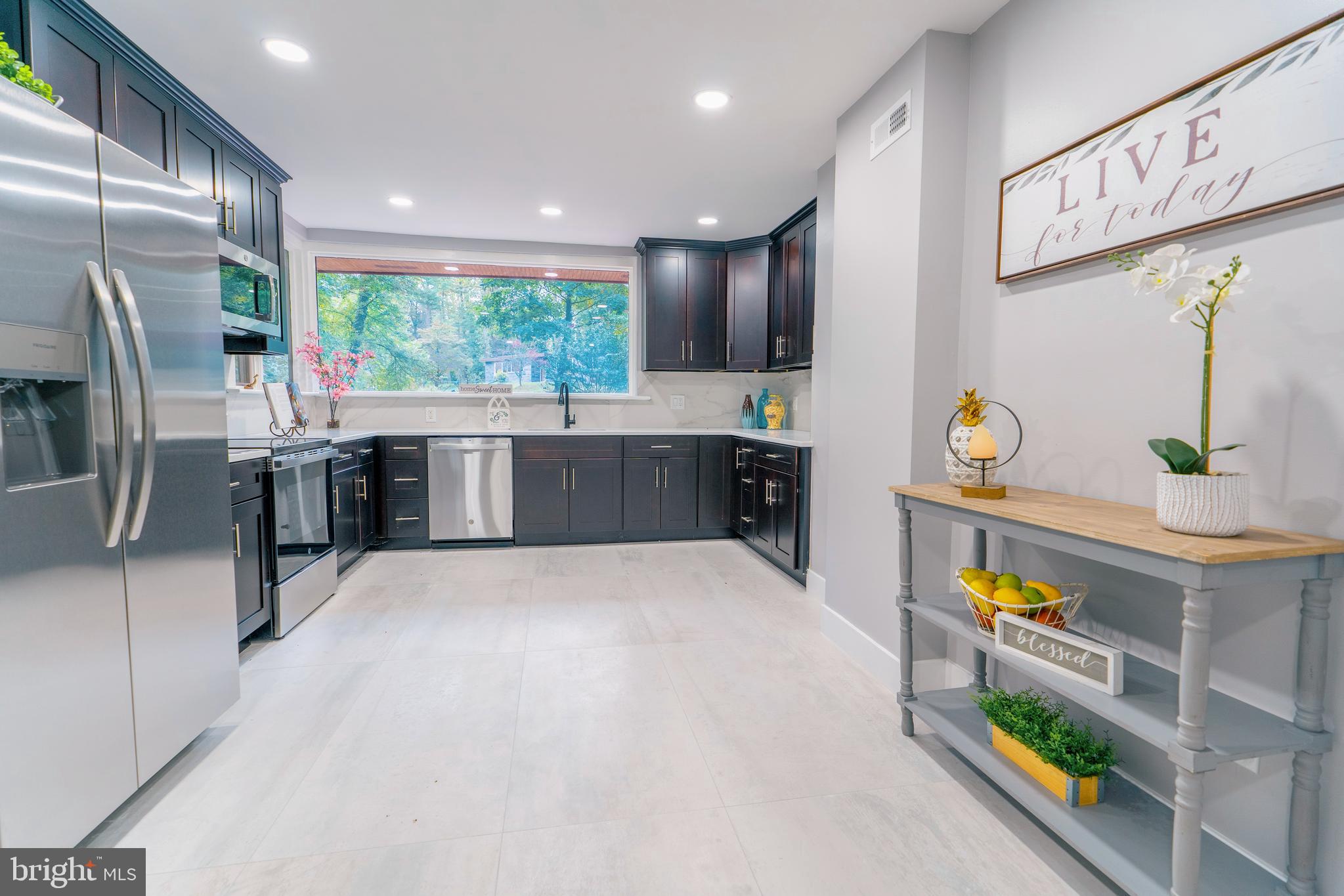 5 Foxwood Ln
