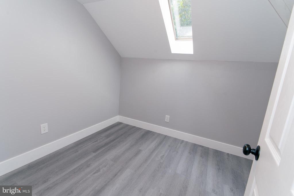 5 Foxwood Ln