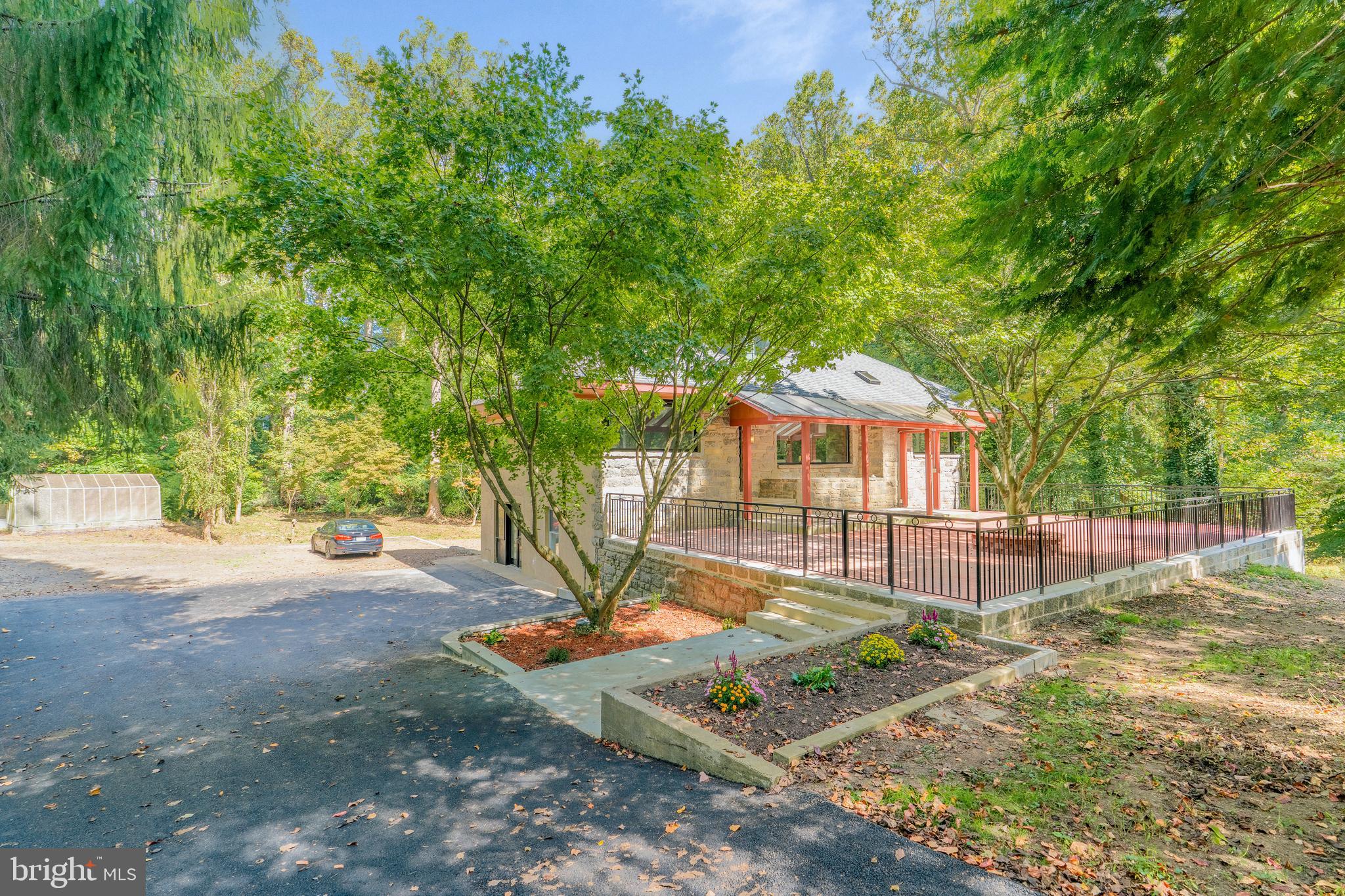 5 Foxwood Ln