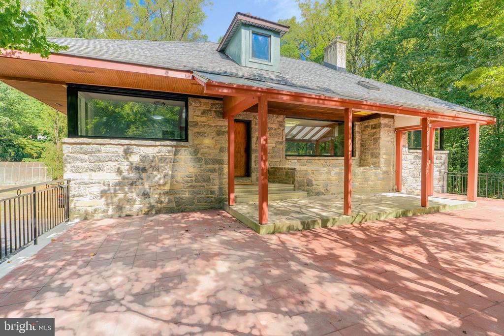 5 Foxwood Ln