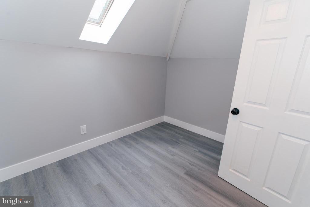 5 Foxwood Ln