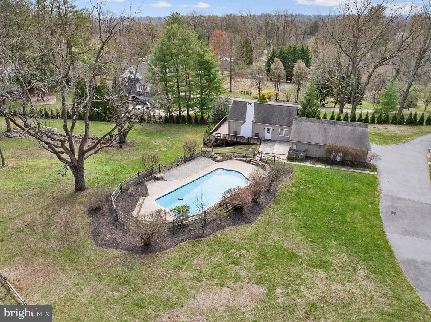 307 Earles Ln