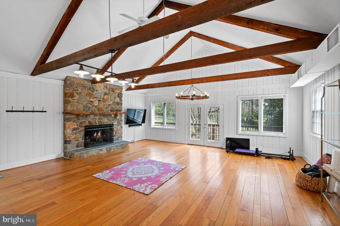 307 Earles Ln