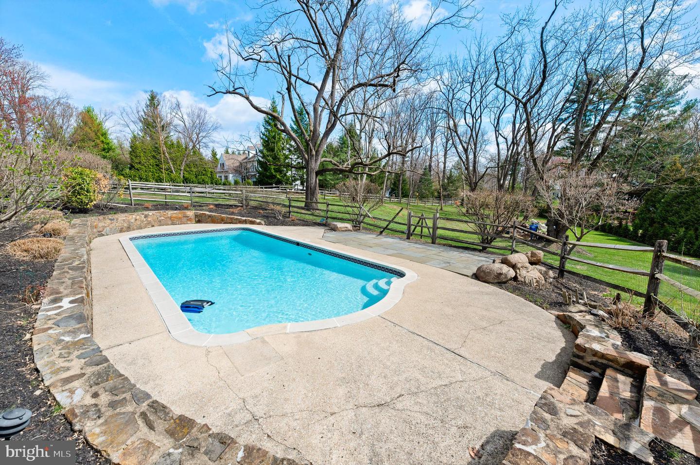 307 Earles Ln