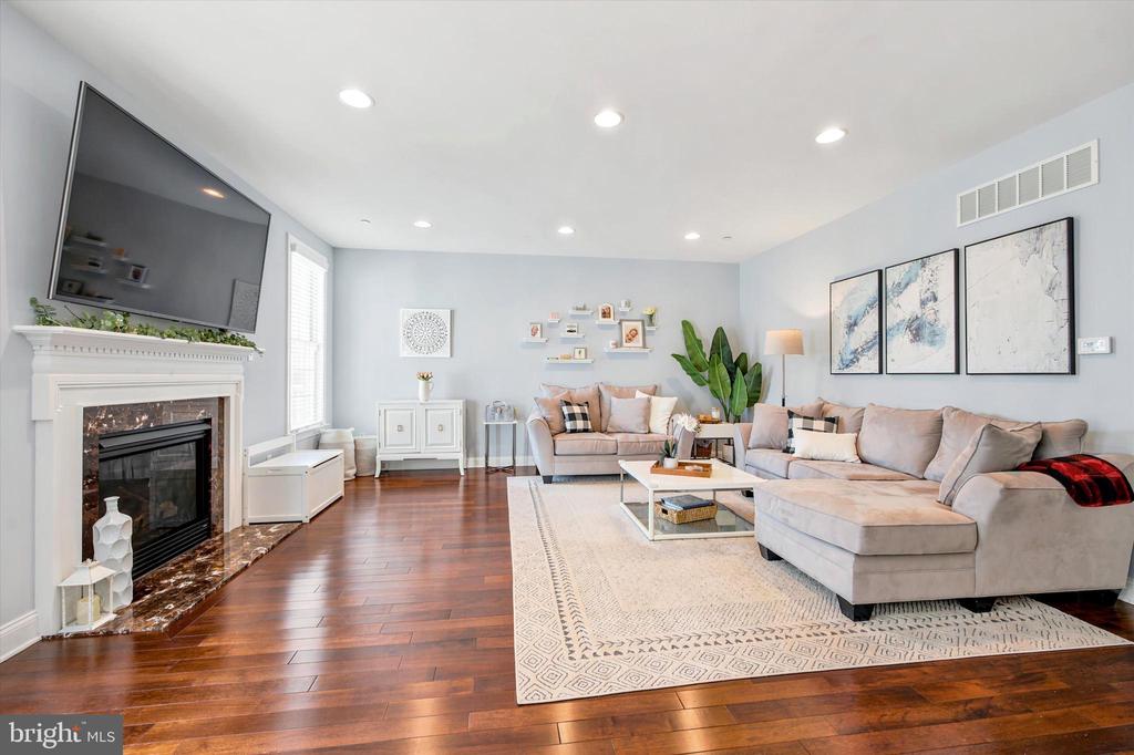 3702 LISETER GARDENS