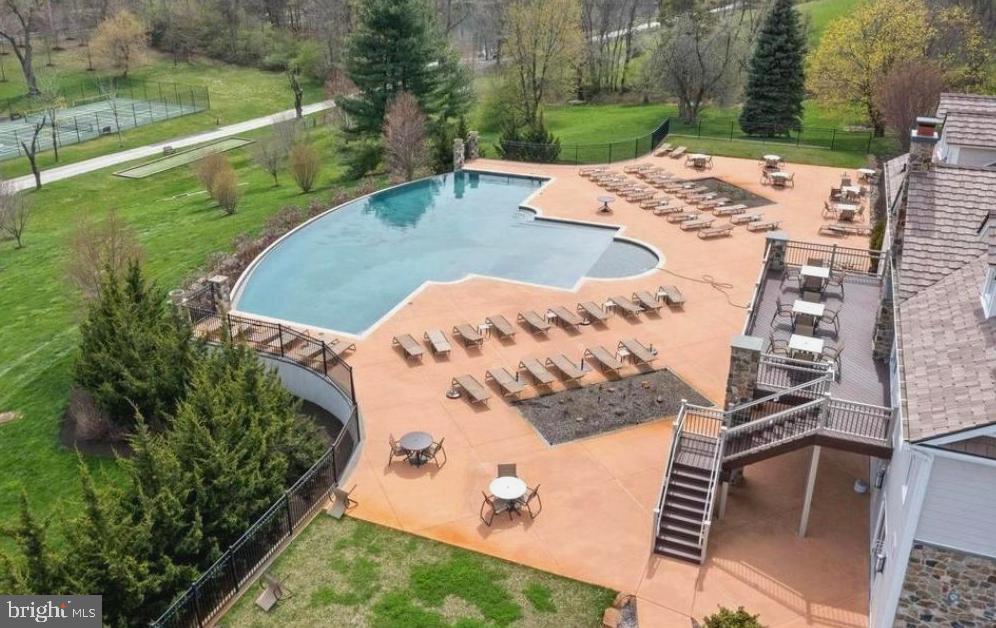 3702 LISETER GARDENS