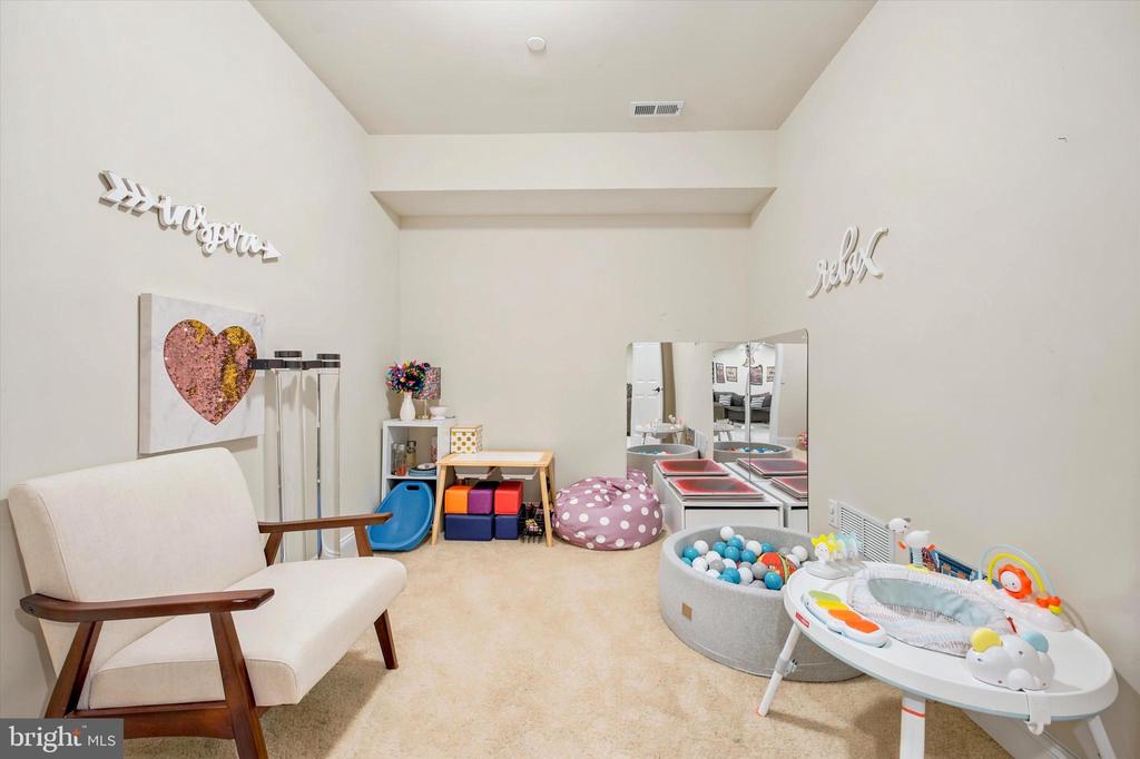 3702 LISETER GARDENS