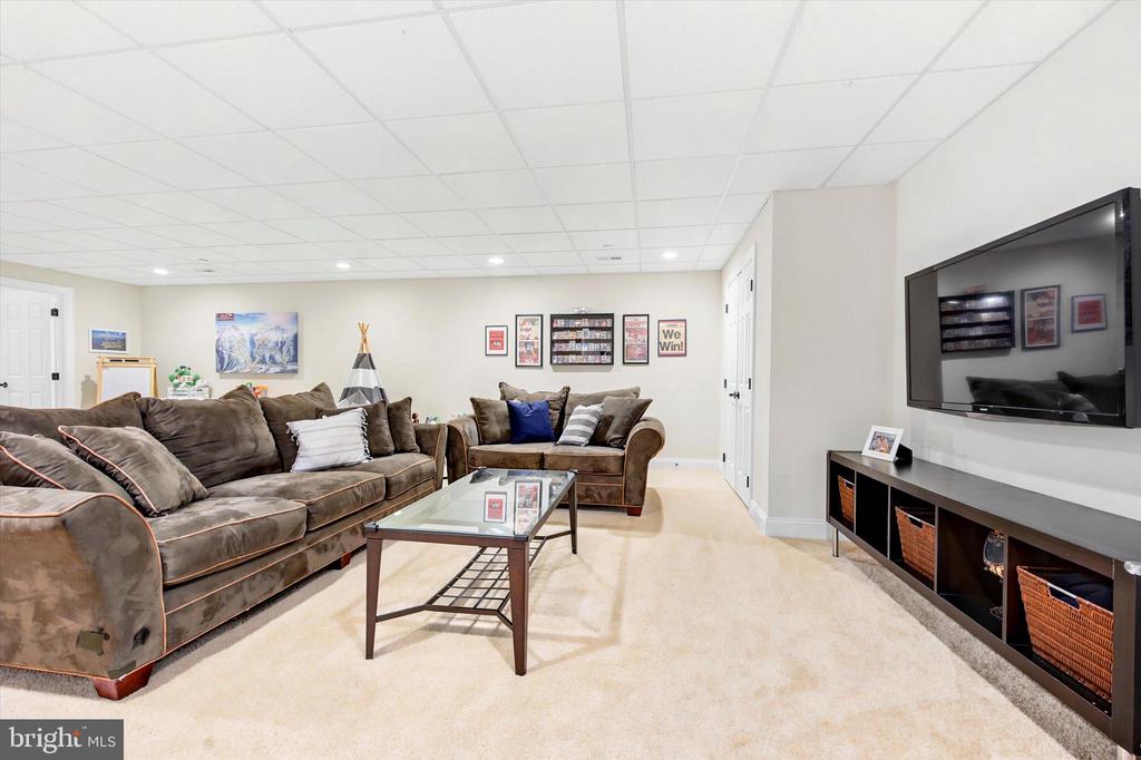 3702 LISETER GARDENS