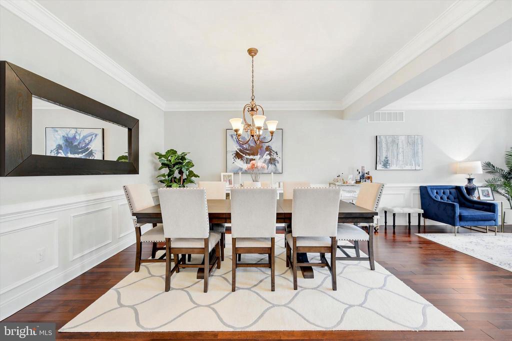 3702 LISETER GARDENS