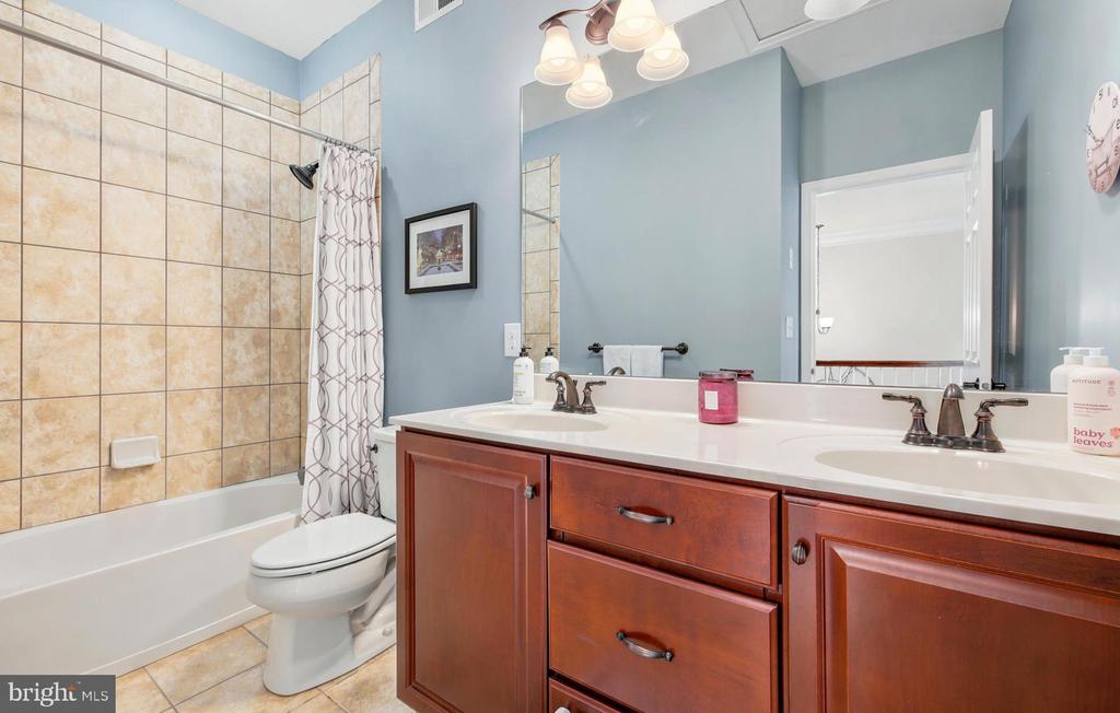 3702 LISETER GARDENS