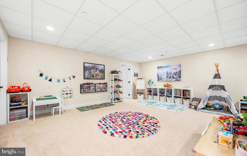 3702 LISETER GARDENS