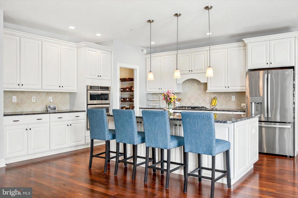 3702 LISETER GARDENS