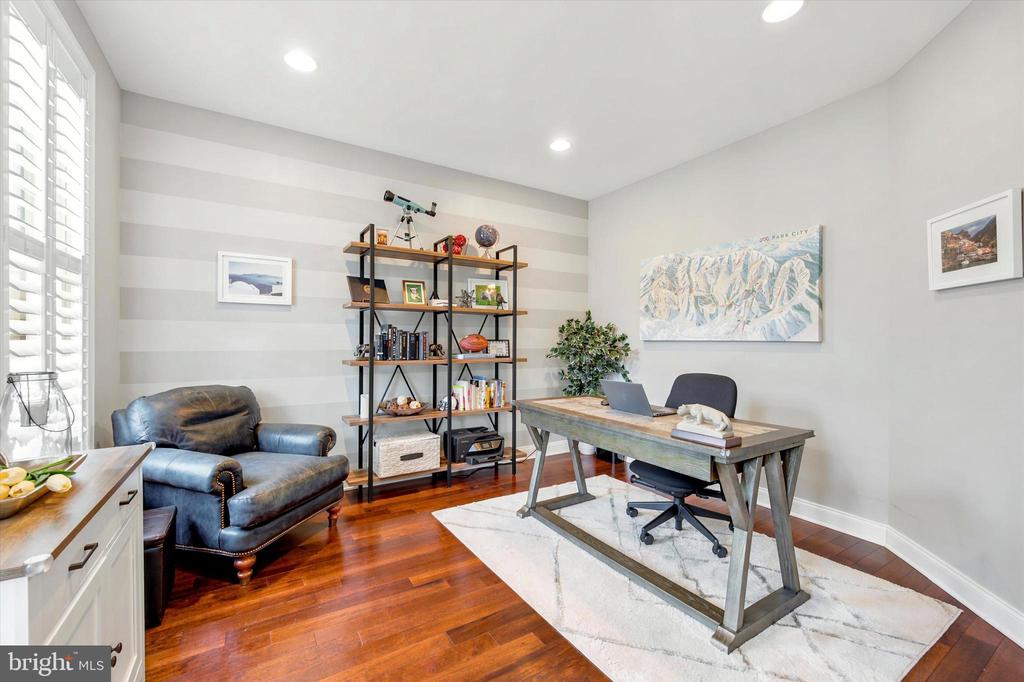 3702 LISETER GARDENS