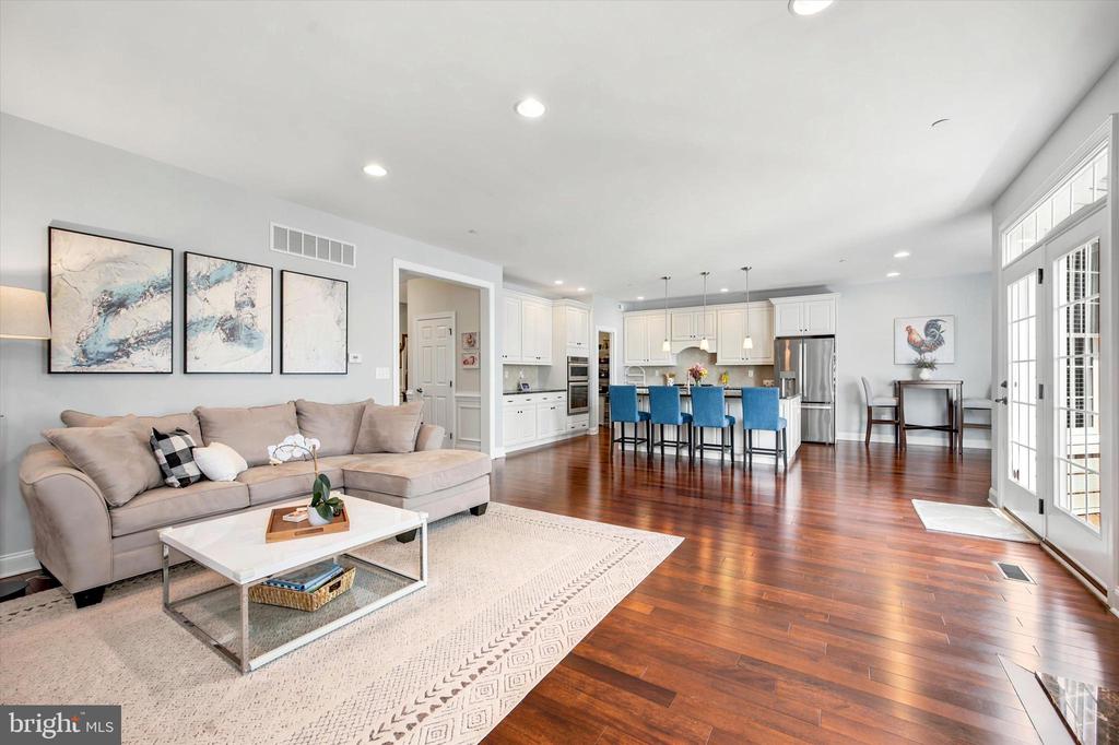 3702 LISETER GARDENS