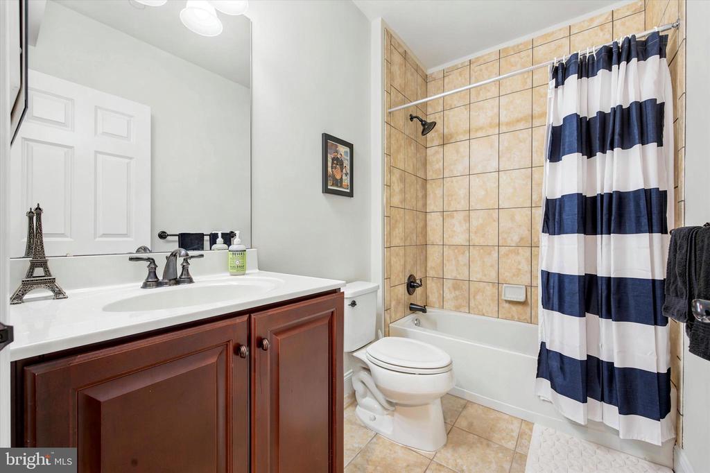 3702 LISETER GARDENS