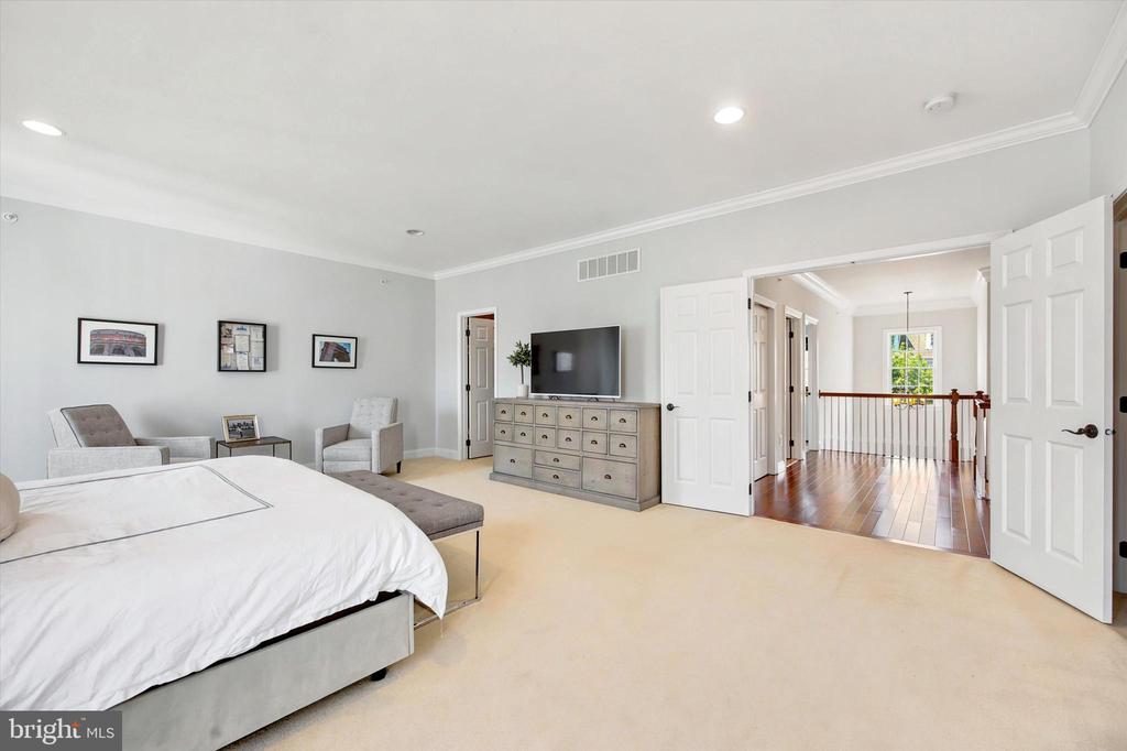 3702 LISETER GARDENS
