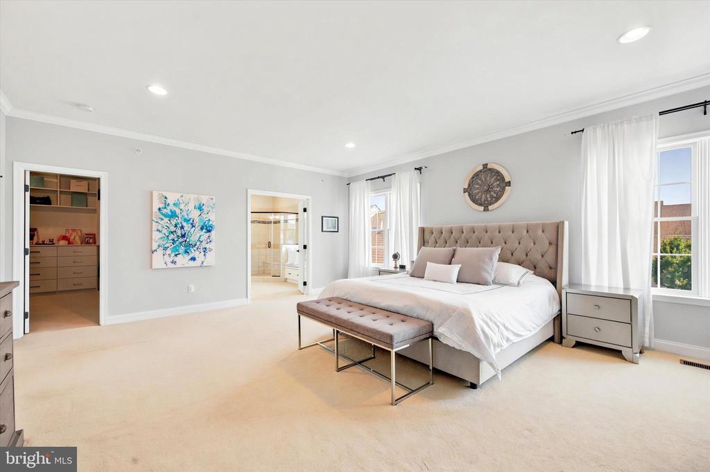 3702 LISETER GARDENS