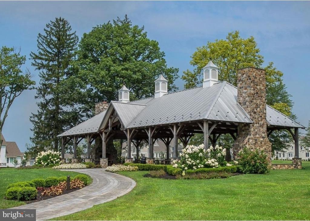 3702 LISETER GARDENS