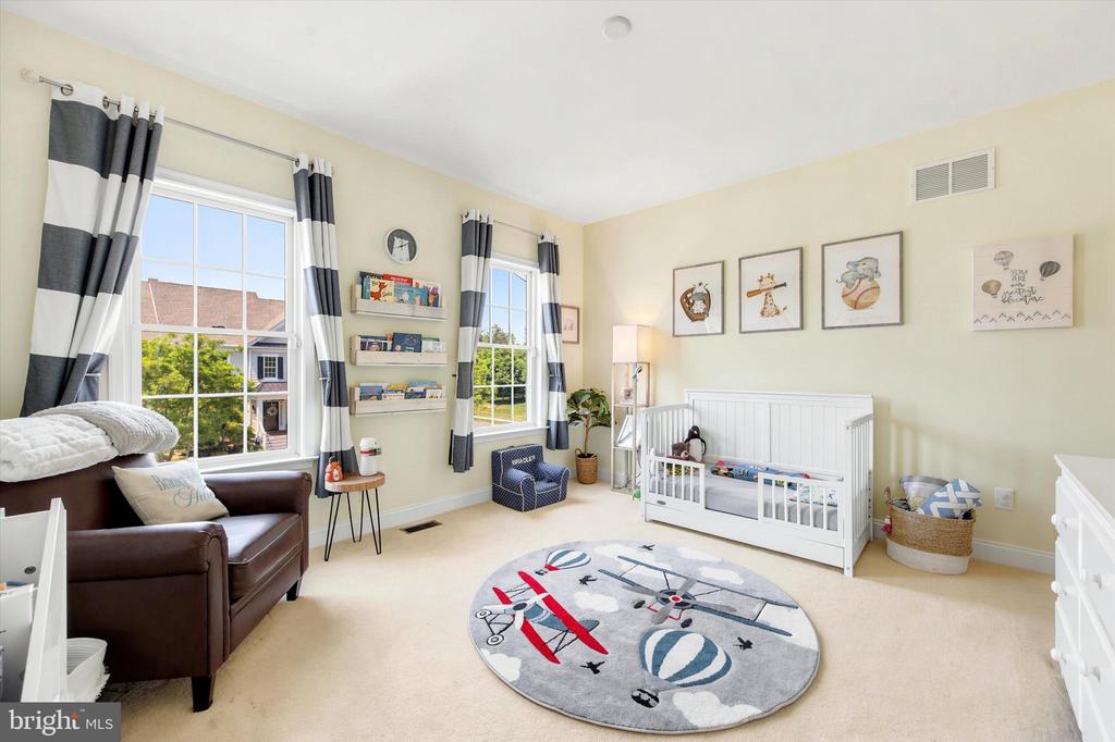 3702 LISETER GARDENS