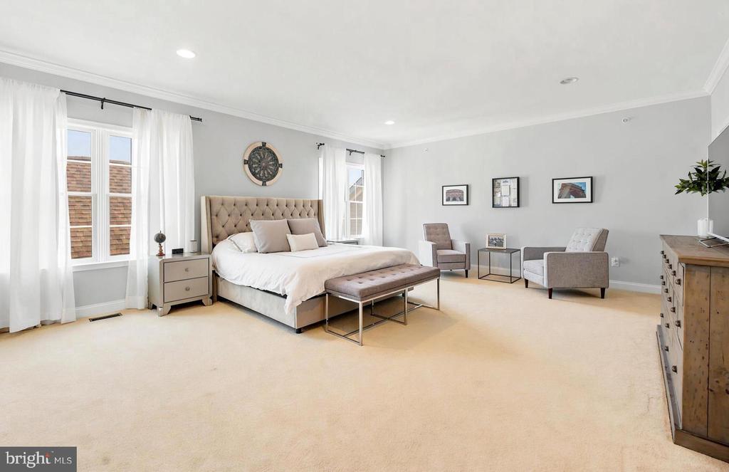 3702 LISETER GARDENS