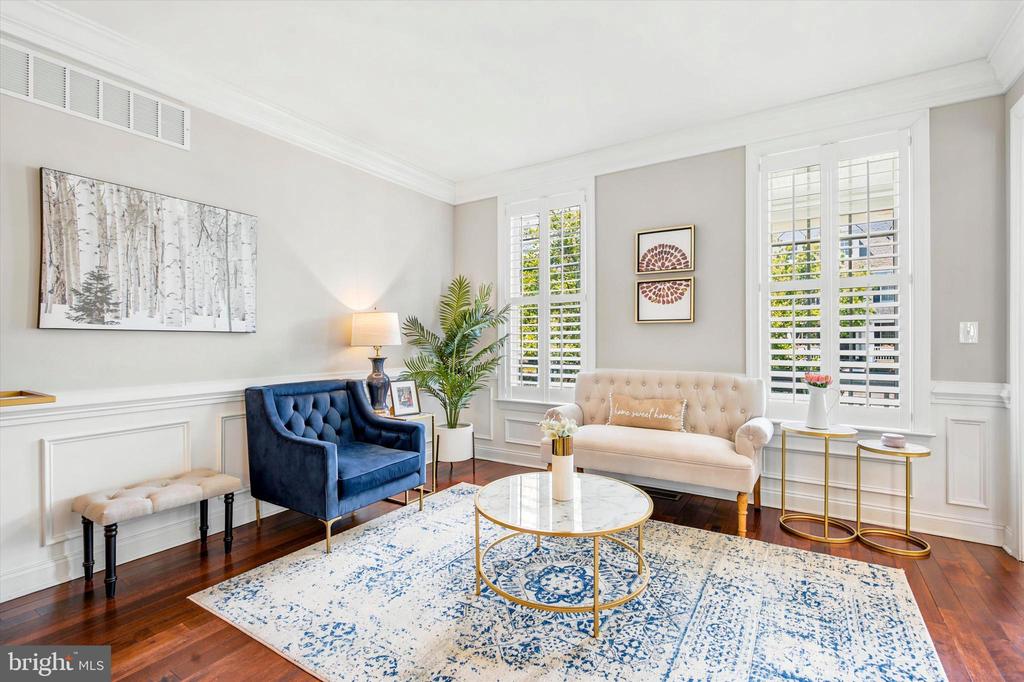 3702 LISETER GARDENS