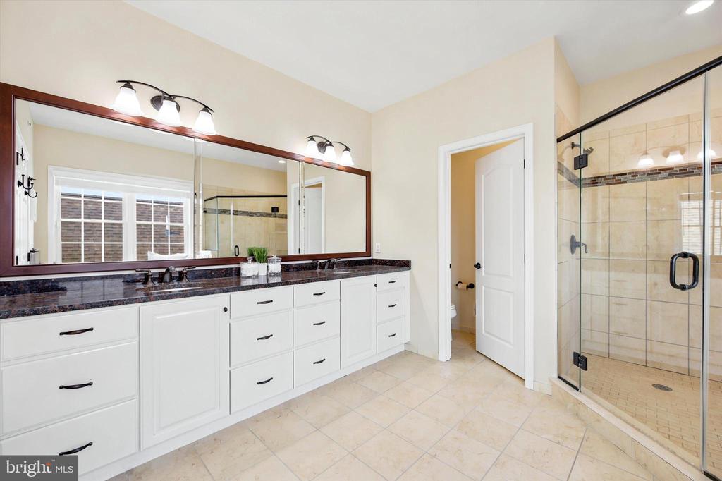 3702 LISETER GARDENS