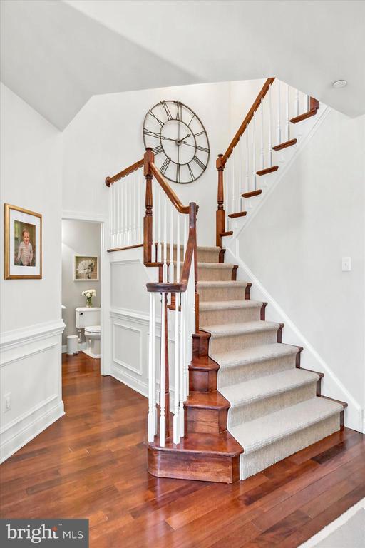 3702 LISETER GARDENS