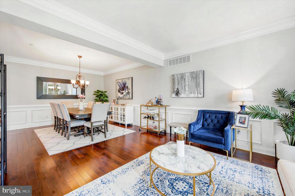3702 LISETER GARDENS