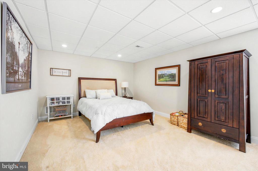 3702 LISETER GARDENS