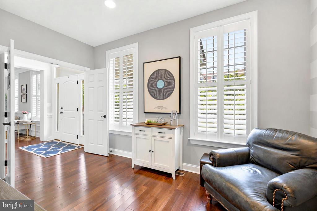 3702 LISETER GARDENS