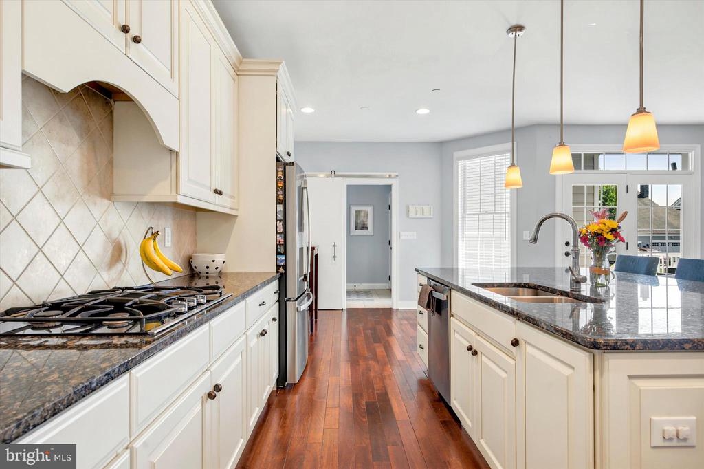 3702 LISETER GARDENS