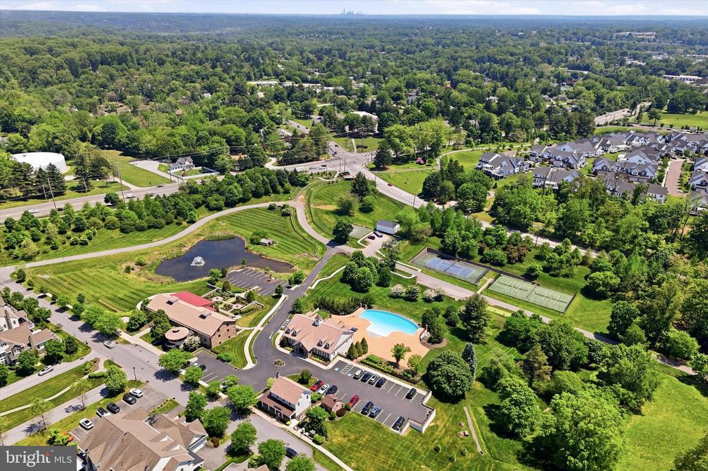 3702 LISETER GARDENS