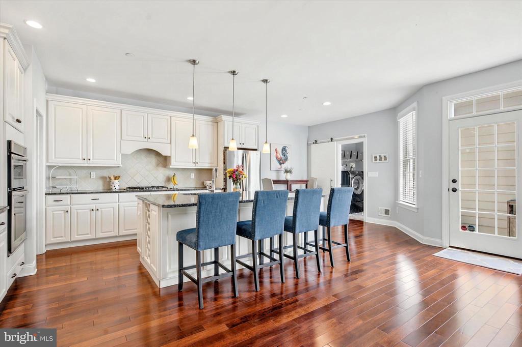 3702 LISETER GARDENS
