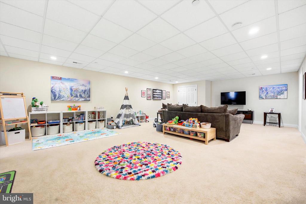 3702 LISETER GARDENS