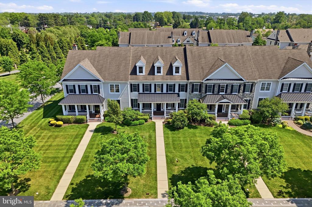 3702 LISETER GARDENS