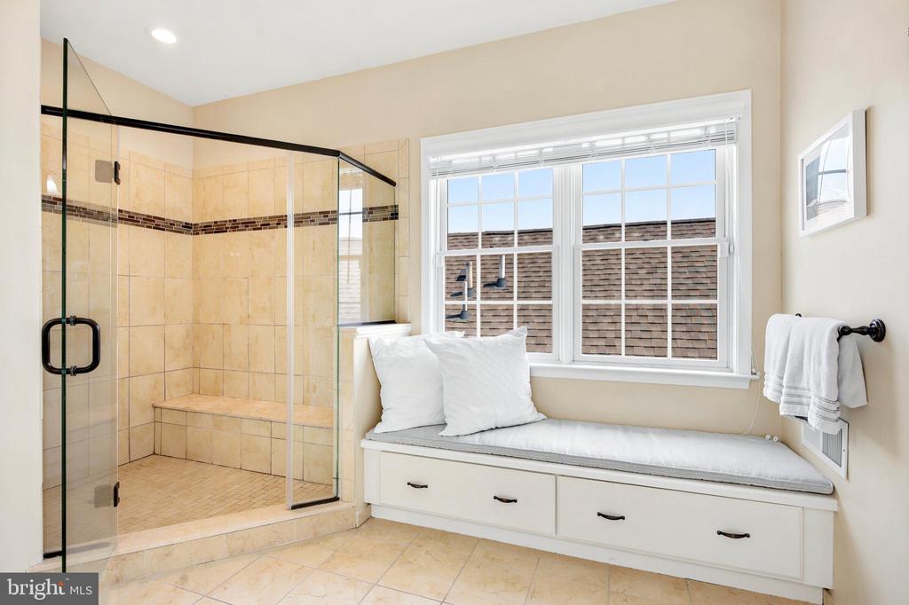 3702 LISETER GARDENS