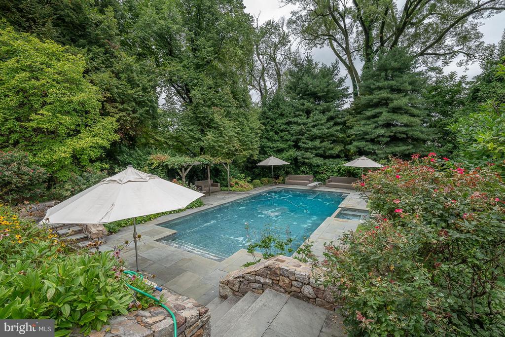 238 Curwen Rd