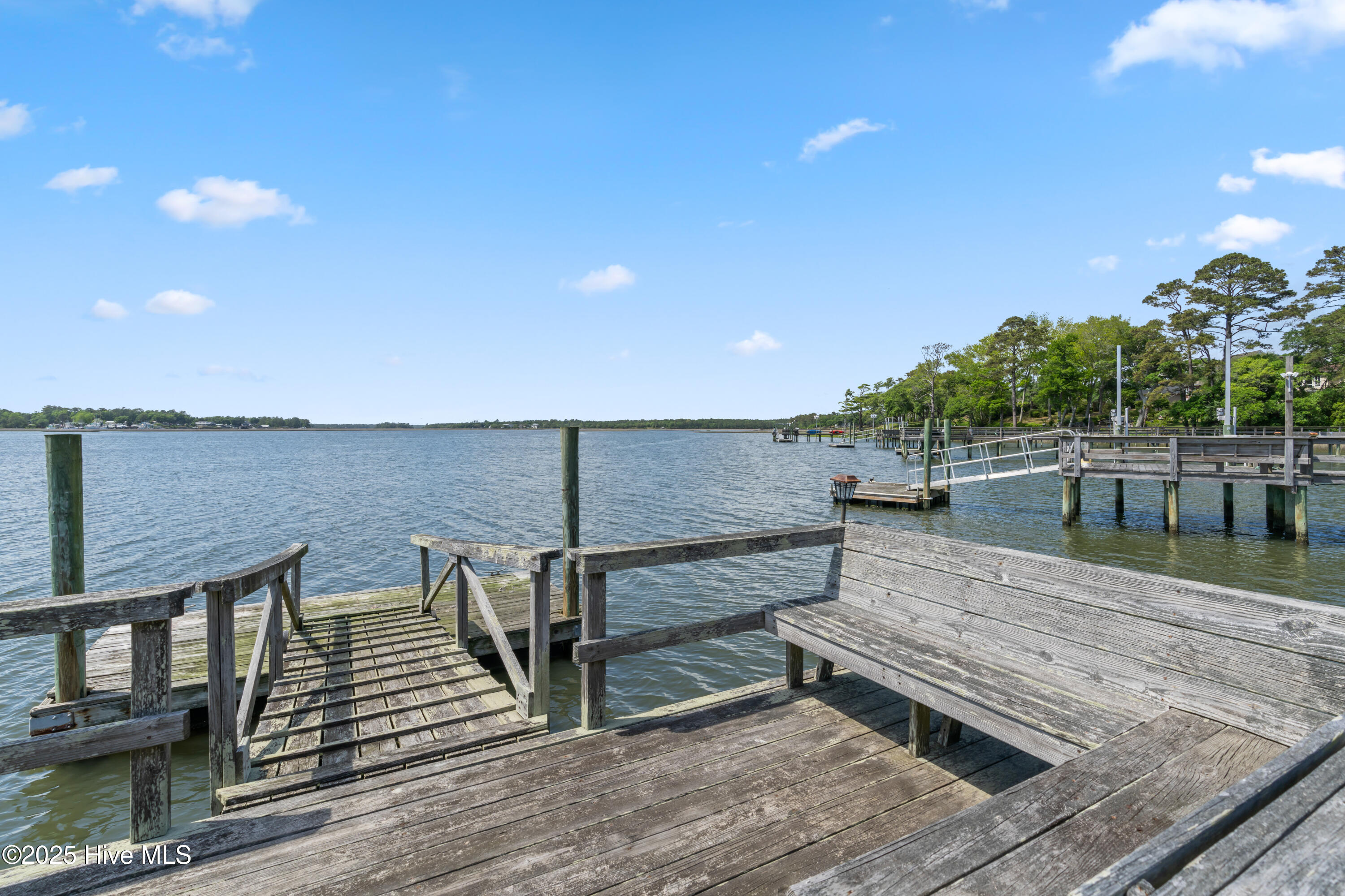 524 Admirals Court SE