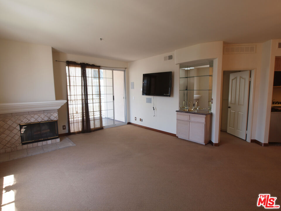 930 N Doheny Dr, #202