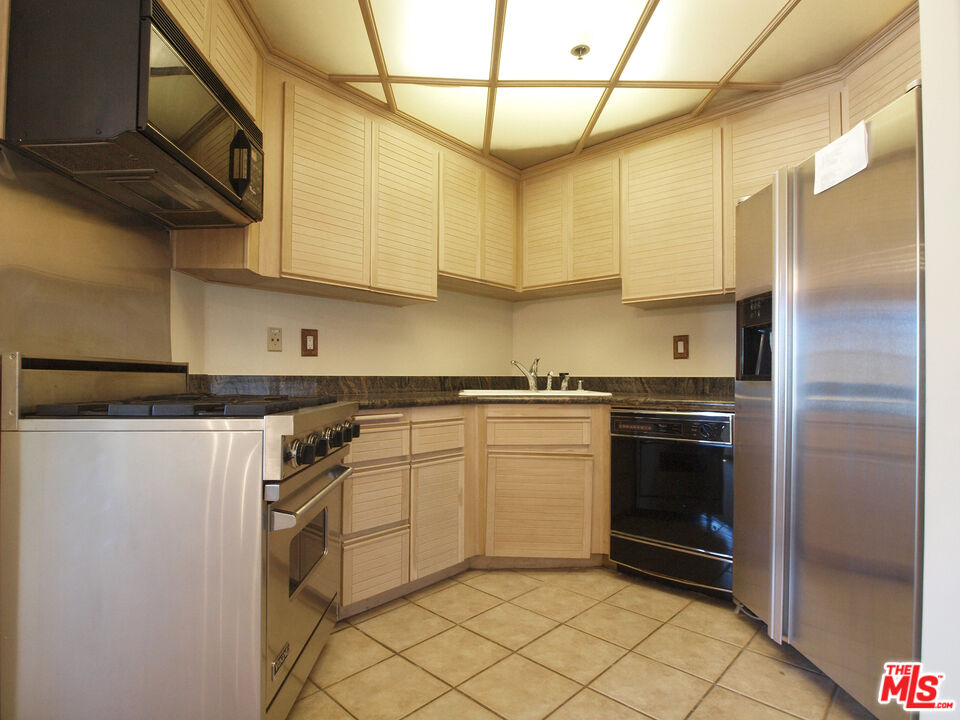 930 N Doheny Dr, #202