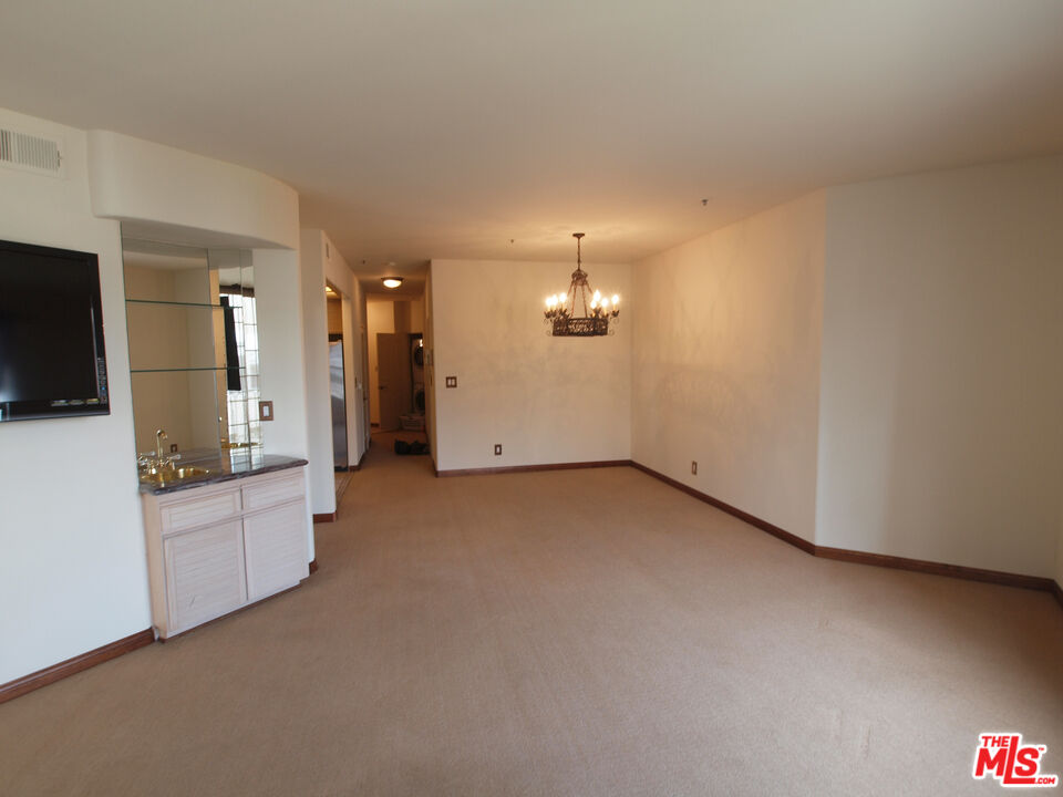 930 N Doheny Dr, #202