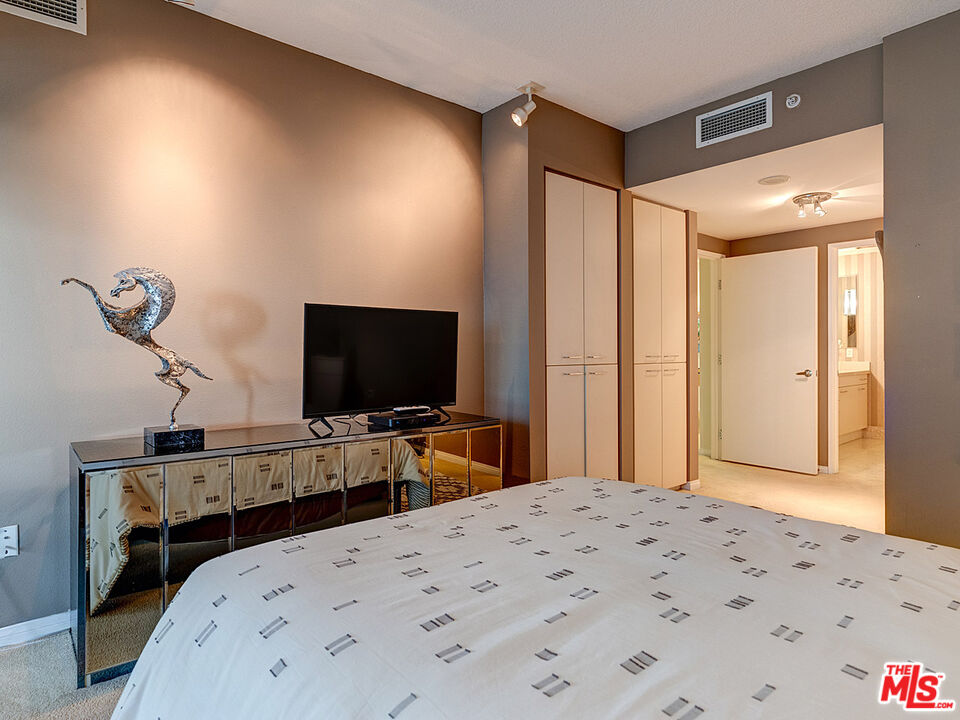 13600 Marina Pointe Dr Unit: 614