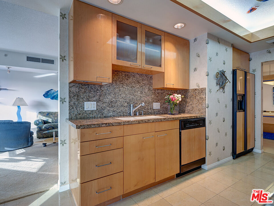 13600 Marina Pointe Dr Unit: 614