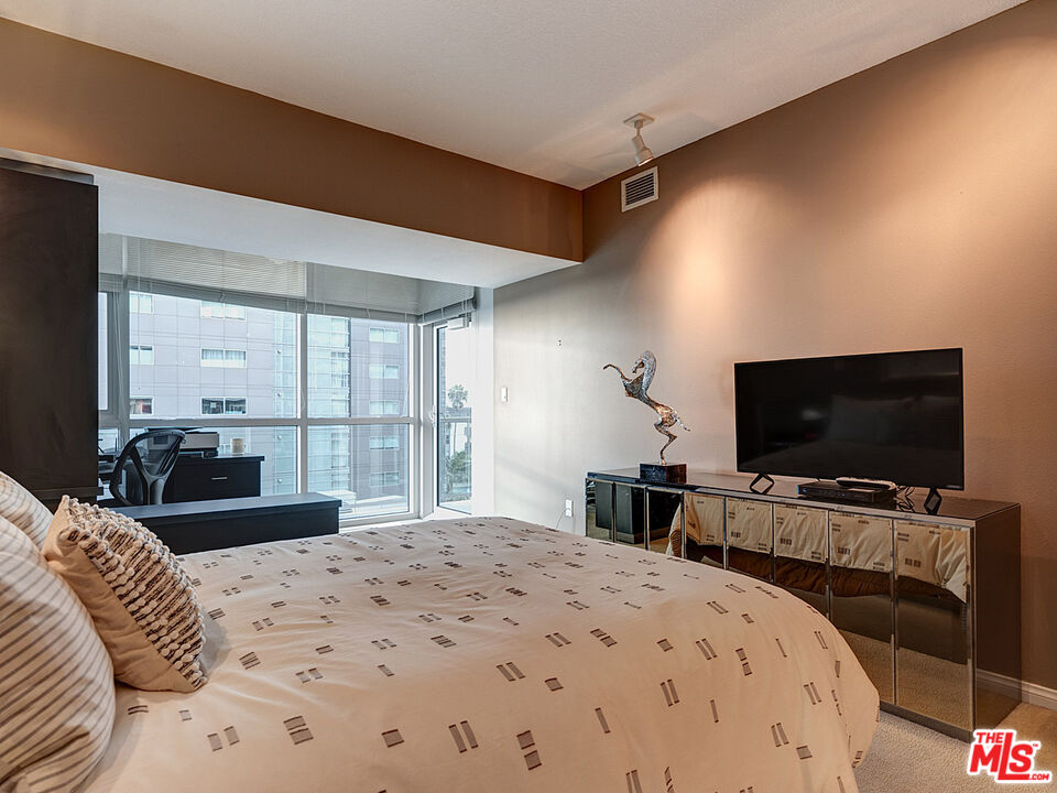 13600 Marina Pointe Dr Unit: 614